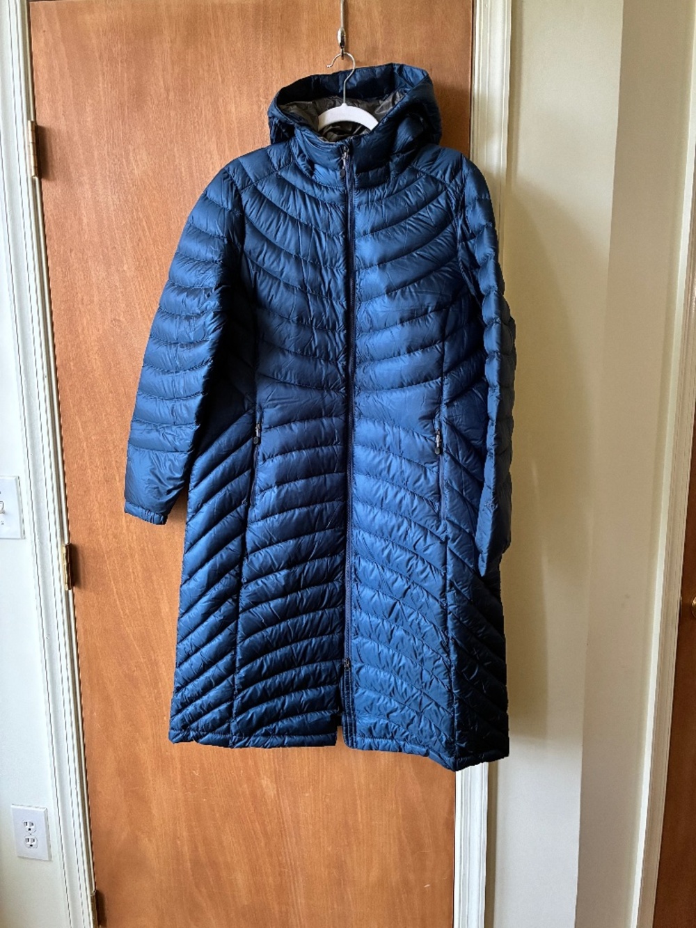 L.L. Bean Ultralight 850 down coat in Mariner Blue, L/P, NWT